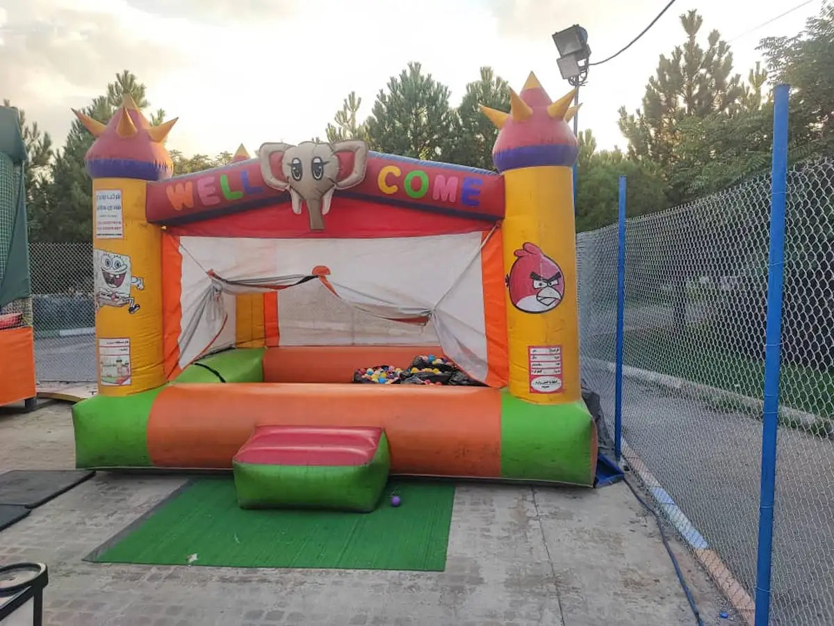 استخر توپ بادی طرح قلعه