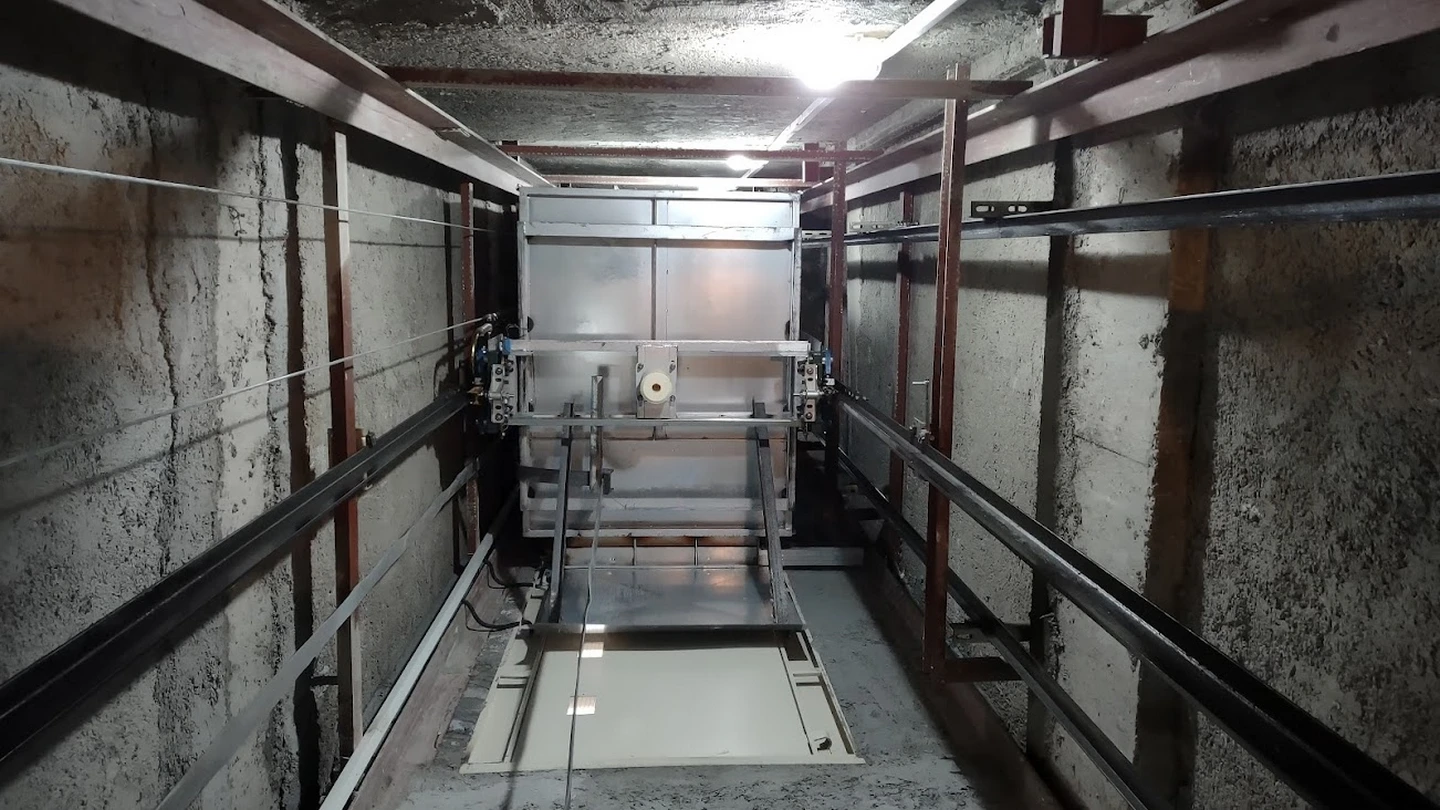 آسانسور و پله برقی
                                    /></a>
                            </div>
                            <div class=